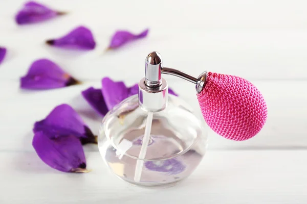 Botella de perfume y pétalos de flores — Foto de Stock