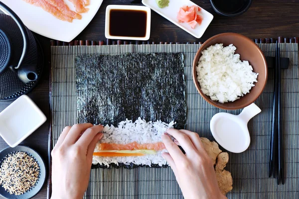 O processo de fazer sushi e rolos, vista superior — Fotografia de Stock