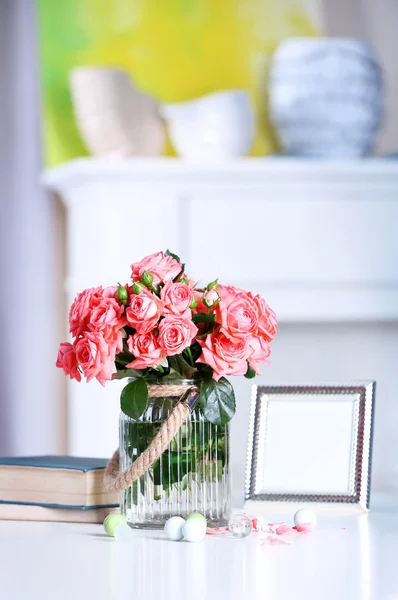 Beautiful roses in vase — Stock Photo, Image