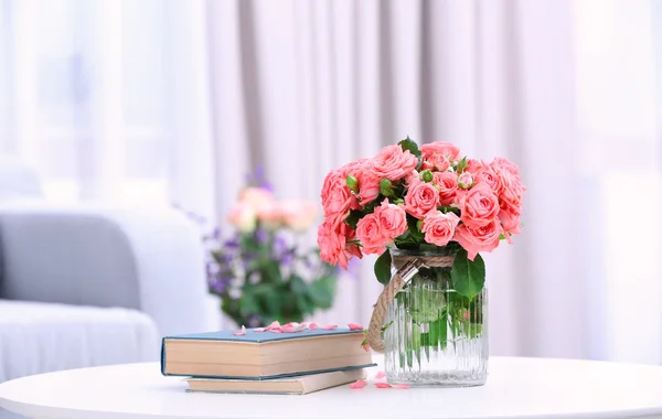 美しいバラの花瓶 — ストック写真