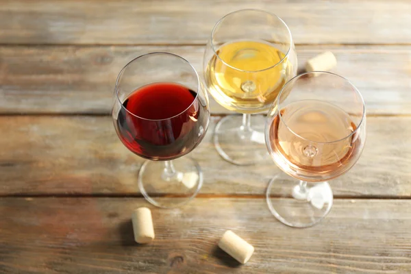 Samenstelling van wijn glazen — Stockfoto