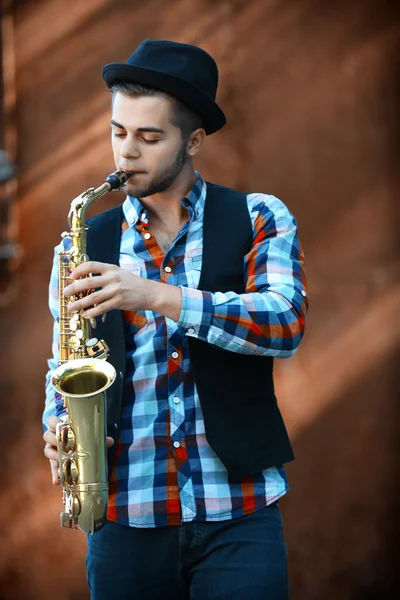 Homem tocando no saxofone — Fotografia de Stock