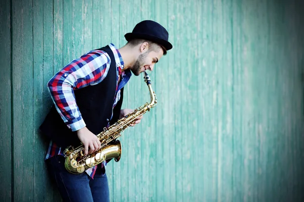 Homem tocando no saxofone — Fotografia de Stock