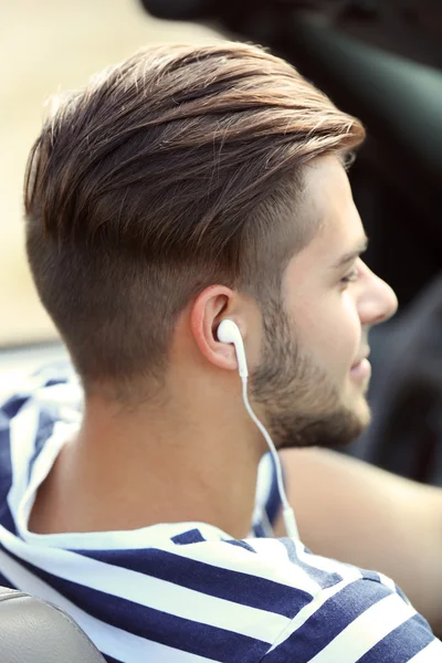 Hombre con auriculares en coche — Foto de Stock
