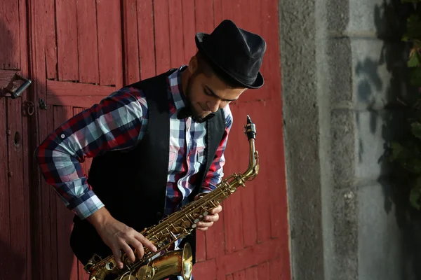 Hombre tocando en saxofón — Foto de Stock