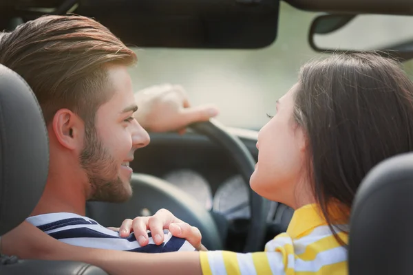 Paar in cabriolet auto — Stockfoto