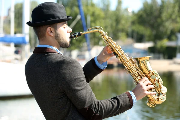 Hombre tocando en saxofón — Foto de Stock