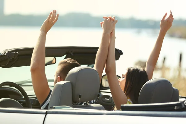 Coppia in cabriolet auto — Foto Stock