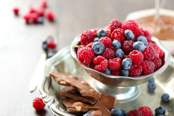 Bella composizione con crema di cioccolato e bacche mature — Foto Stock