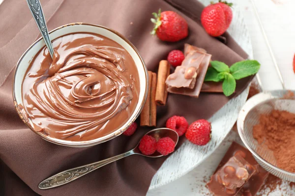 Hermosa composición con crema de chocolate y frambuesas — Foto de Stock