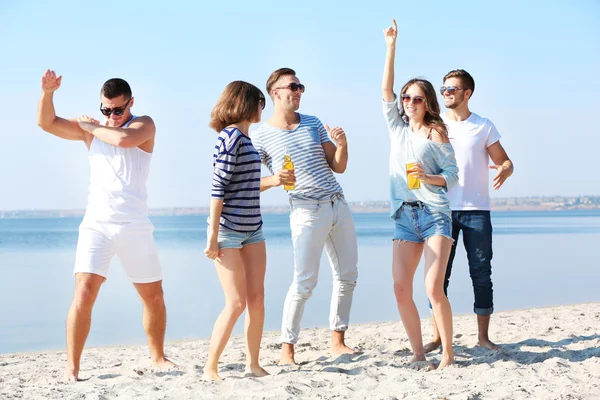 Mooie jonge mensen met bier — Stockfoto