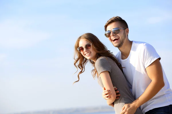 Jeune couple au bord de la rivière — Photo