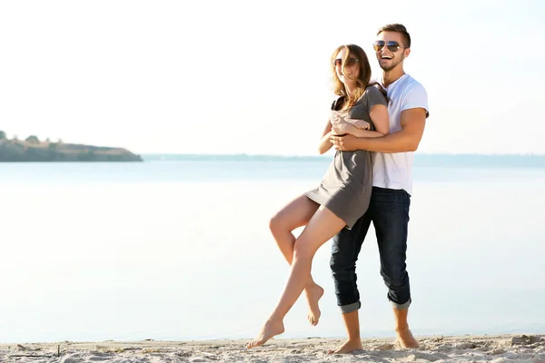 Jeune couple au bord de la rivière — Photo