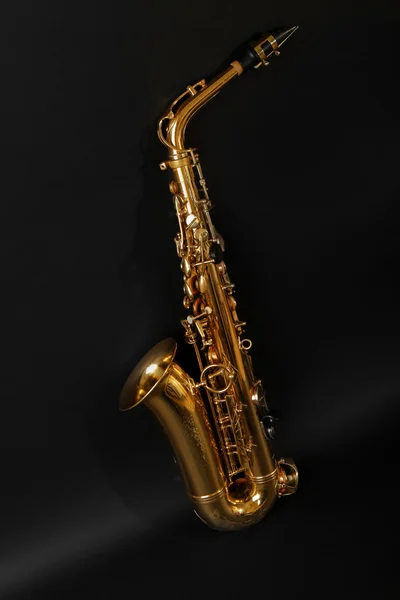 Beau saxophone doré sur fond noir — Photo