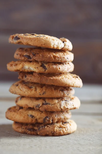 Cookies with chocolate crumbs on wooden table, close up — Stock Photo, Image