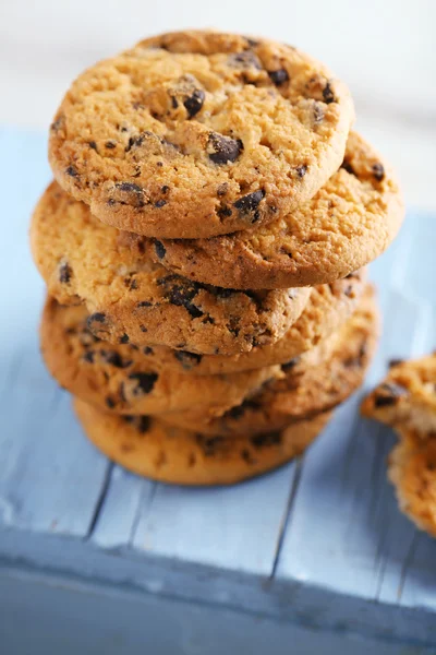 Cookies avec chapelure au chocolat sur table en bois bleu sur fond flou, gros plan — Photo