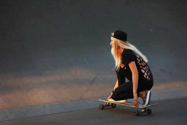 Young woman with skating board — Stock Photo, Image