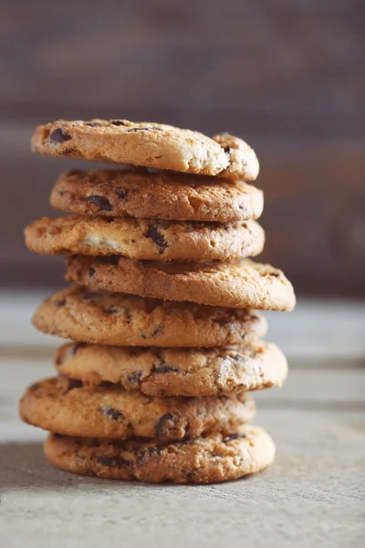 Печиво з шоколадними крихтами на дерев'яному столі, крупним планом — стокове фото