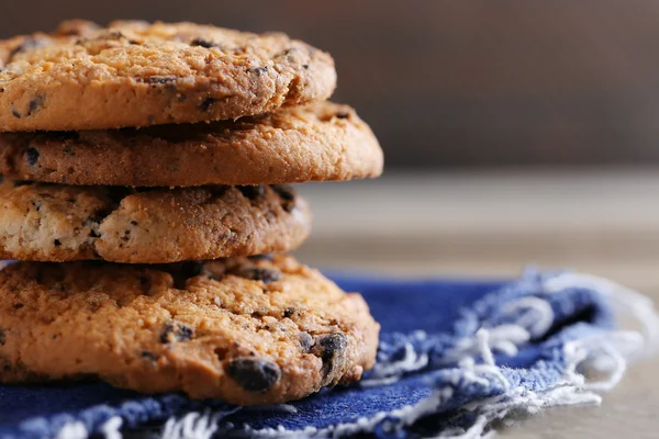 A cookie-k, homályos háttérrel látható, fából készült tábla csokoládé morzsa közelről — Stock Fotó