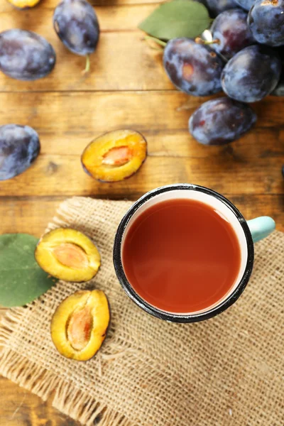 Plum Juice in mug with fresh fruits — Stock Photo, Image