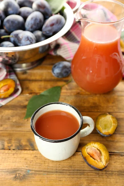 Succo di prugna in vaso e tazza con frutta fresca — Foto Stock