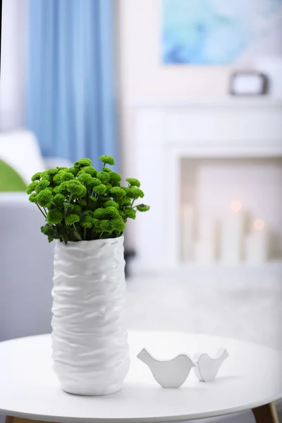 Prachtige groene chrysanten in vaas op tafel op kamer — Stockfoto
