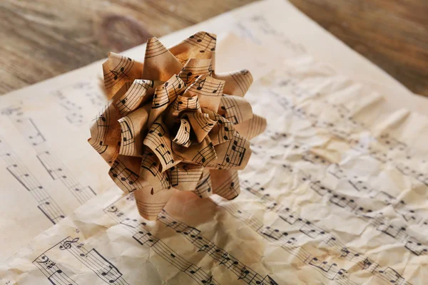 Güzel kağıt gül nota üzerinde yapımı — Stok fotoğraf