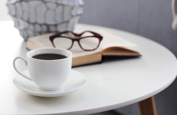 Чашка кави з книгою — стокове фото