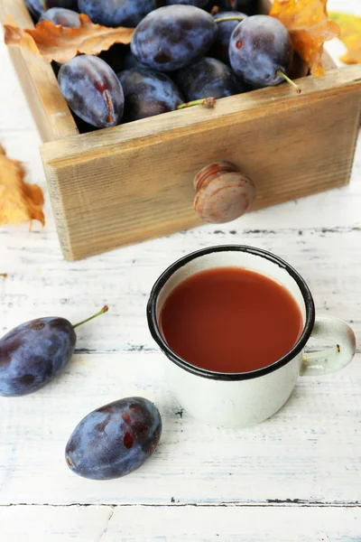 Succo di prugna in vaso e tazza con frutta fresca — Foto Stock