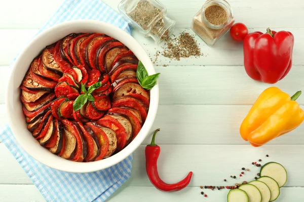 Ratatouille - geleneksel Fransız Provenkal sebze yemeği fırında pişirildi — Stok fotoğraf