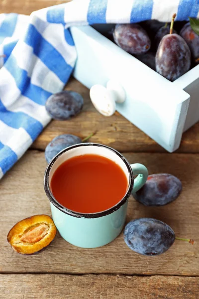 Plum Juice in a mug with fresh fruits — Stock Photo, Image
