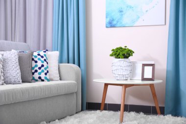 Kanepe ile renkli yastıklar