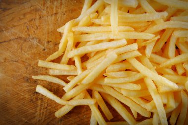 Fransız kızarmış patates kesme tahtası üzerinde