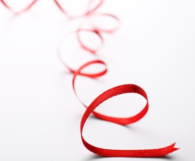 Kırmızı kurdele beyaz üzerine izole