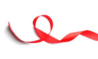 Kırmızı kurdele beyaz üzerine izole