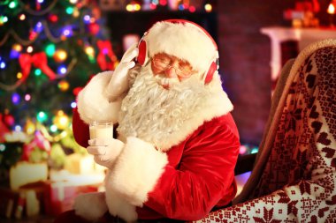 Noel Baba ile kulaklıklar oturan 