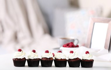 Krem ve ahududu tablo ile güzel çikolata cupcakes