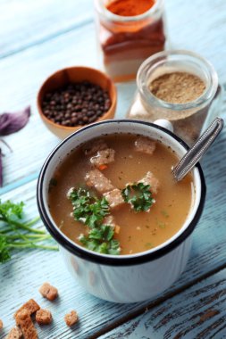 Çorba mavi ahşap zemin üzerine bir fincan