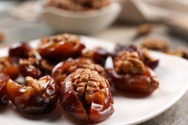 Tarihi ve ceviz meyve plaka üzerinde ahşap masa, yakın çekim