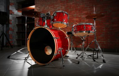 Tuğla duvar arka plan üzerinde set drum