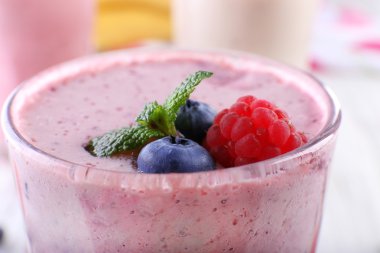 Milkshake ışık arka plan üzerinde çilek ile yakın çekim