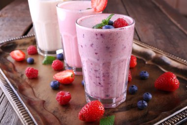 Ahşap arka plan üzerinde milkshakes