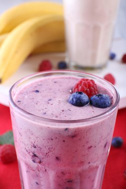 Milkshakes ışık arka plan üzerinde kırmızı Tekstil, çilek ile yakın çekim