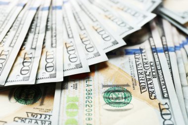 Arka plan olarak yelpaze şeklinde yüz dolar nakit para