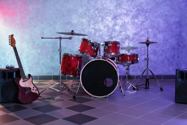 Tuğla duvar arka plan üzerinde set drum