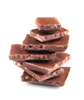 Sütlü çikolata parçaları üzerinde beyaz izole