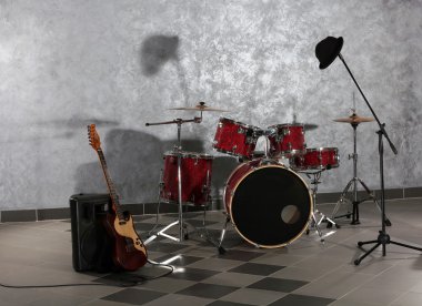Tuğla duvar arka plan üzerinde set drum