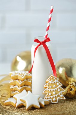 Noel kurabiye ve süt ile güzel kompozisyon
