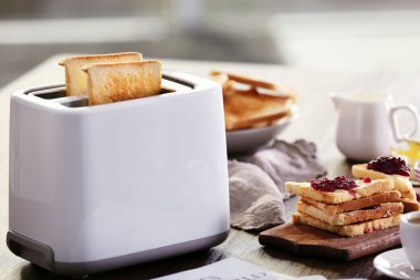 Tablo için tost ve kahve, arka plan bulanık ile Kahvaltı