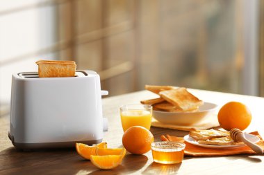 Tablo için tost ve portakal suyu, arka plan bulanık ile Kahvaltı